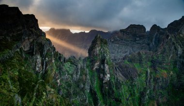 Portekiz 'in Madeira adasının en yüksek noktası olan Arieiro tepesi yakınlarındaki dağ ve kayaların manzarası