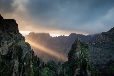 Portekiz 'in Madeira adasının en yüksek noktası olan Arieiro tepesi yakınlarındaki dağ ve kayaların manzarası