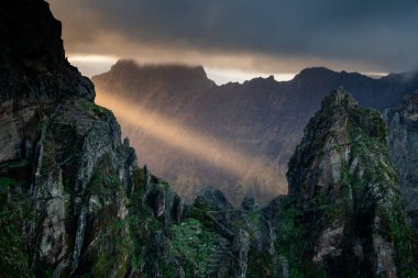 Portekiz 'in Madeira adasının en yüksek noktası olan Arieiro tepesi yakınlarındaki dağ ve kayaların manzarası