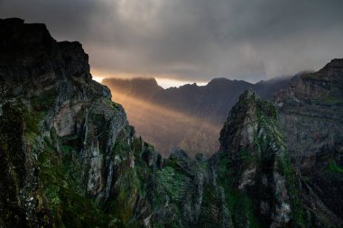 Portekiz 'in Madeira adasının en yüksek noktası olan Arieiro tepesi yakınlarındaki dağ ve kayaların manzarası