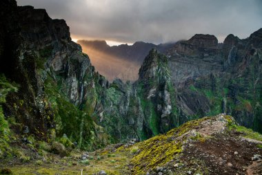 Portekiz 'in Madeira adasının en yüksek noktası olan Arieiro tepesi yakınlarındaki dağ ve kayaların manzarası