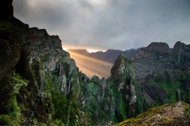 Portekiz 'in Madeira adasının en yüksek noktası olan Arieiro tepesi yakınlarındaki dağ ve kayaların manzarası