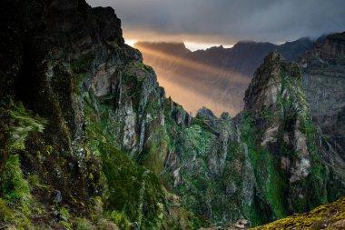 Portekiz 'in Madeira adasının en yüksek noktası olan Arieiro tepesi yakınlarındaki dağ ve kayaların manzarası
