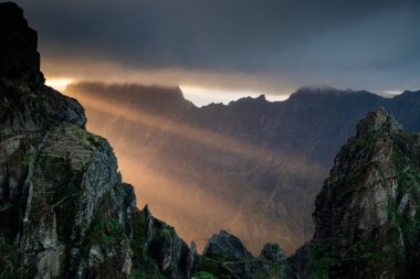 Portekiz 'in Madeira adasının en yüksek noktası olan Arieiro tepesi yakınlarındaki dağ ve kayaların manzarası