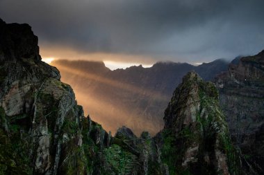 Portekiz 'in Madeira adasının en yüksek noktası olan Arieiro tepesi yakınlarındaki dağ ve kayaların manzarası