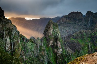 Portekiz 'in Madeira adasının en yüksek noktası olan Arieiro tepesi yakınlarındaki dağ ve kayaların manzarası