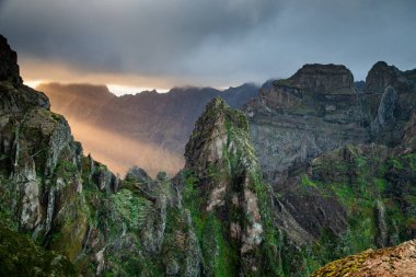 Portekiz 'in Madeira adasının en yüksek noktası olan Arieiro tepesi yakınlarındaki dağ ve kayaların manzarası