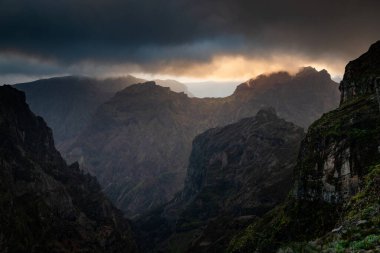 Portekiz 'in Madeira adasının en yüksek noktası olan Arieiro tepesi yakınlarındaki dağ ve kayaların manzarası