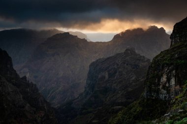 Portekiz 'in Madeira adasının en yüksek noktası olan Arieiro tepesi yakınlarındaki dağ ve kayaların manzarası