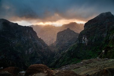 Portekiz 'in Madeira adasının en yüksek noktası olan Arieiro tepesi yakınlarındaki dağ ve kayaların manzarası