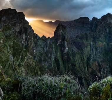 Portekiz 'in Madeira adasının en yüksek noktası olan Arieiro tepesi yakınlarındaki dağ ve kayaların manzarası