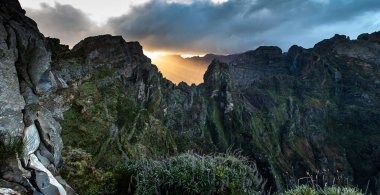 Portekiz 'in Madeira adasının en yüksek noktası olan Arieiro tepesi yakınlarındaki dağ ve kayaların manzarası