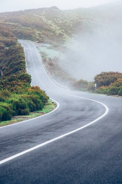Yağmurlu bir günde yol