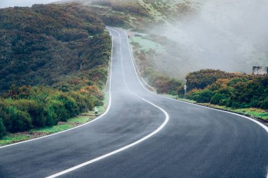 Yağmurlu bir günde yol