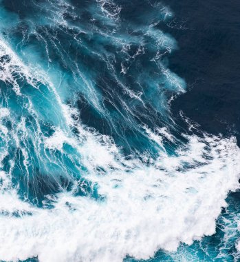 Mavi dalgaların soyut hava görünümü