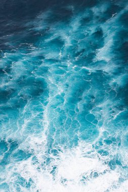 Mavi dalgaların soyut hava görünümü