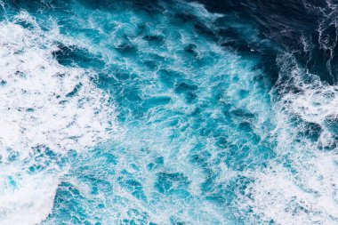 Mavi dalgaların soyut hava görünümü