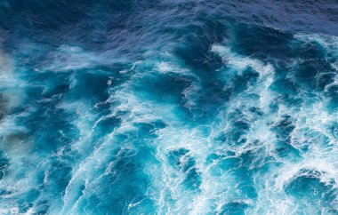 Mavi dalgaların soyut hava görünümü