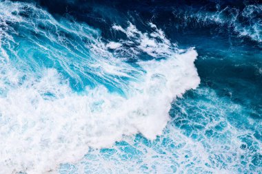 Mavi dalgaların soyut hava görünümü