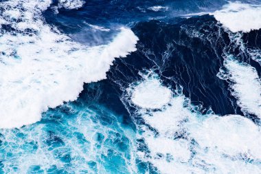 Mavi dalgaların soyut hava görünümü