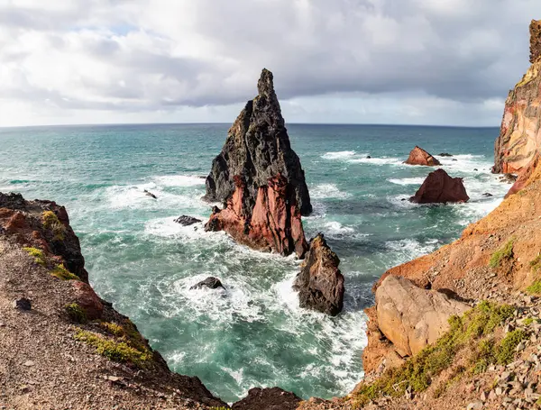 Madeira, Portekiz 'in kayalarıyla dolu dramatik kıyı şeridi