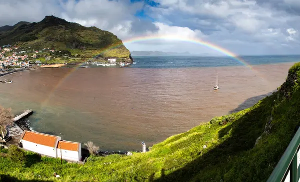Madeira, Portekiz 'in kayalarıyla dolu dramatik kıyı şeridi