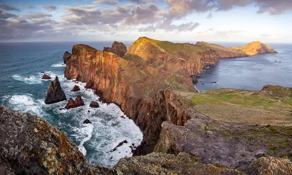 Madeira, Portekiz 'in kayalarıyla dolu dramatik kıyı şeridi