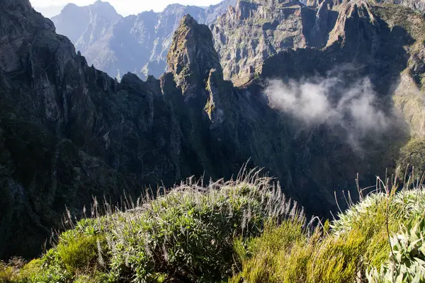 Portekiz 'in Madeira adasının en yüksek noktası olan Arieiro tepesi yakınlarındaki dağ ve kayaların manzarası