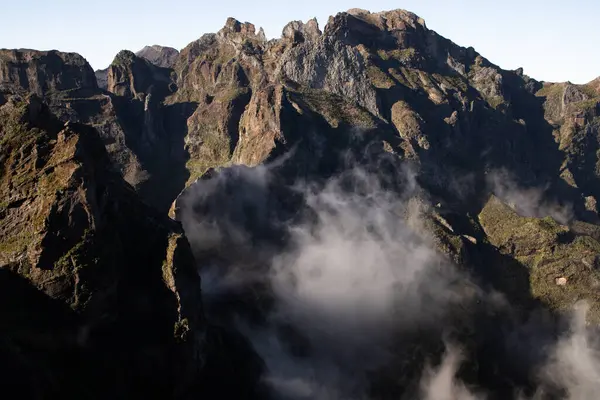 Portekiz 'in Madeira adasının en yüksek noktası olan Arieiro tepesi yakınlarındaki dağ ve kayaların manzarası