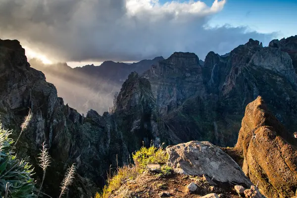 Portekiz 'in Madeira adasının en yüksek noktası olan Arieiro tepesi yakınlarındaki dağ ve kayaların manzarası