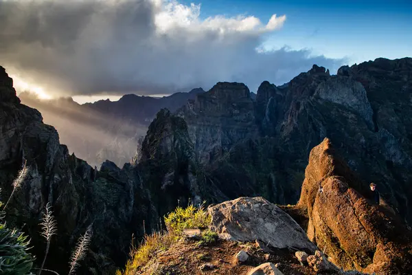 Portekiz 'in Madeira adasının en yüksek noktası olan Arieiro tepesi yakınlarındaki dağ ve kayaların manzarası