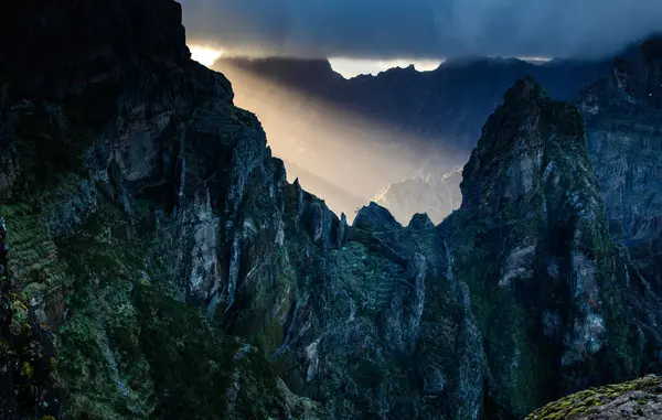 Portekiz 'in Madeira adasının en yüksek noktası olan Arieiro tepesi yakınlarındaki dağ ve kayaların manzarası
