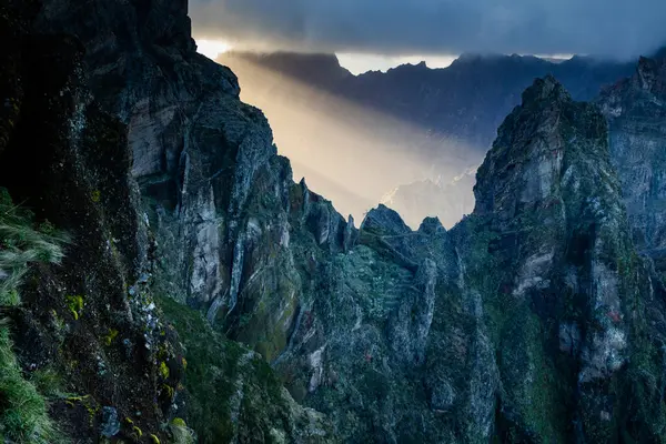 Portekiz 'in Madeira adasının en yüksek noktası olan Arieiro tepesi yakınlarındaki dağ ve kayaların manzarası