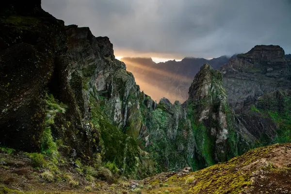 Portekiz 'in Madeira adasının en yüksek noktası olan Arieiro tepesi yakınlarındaki dağ ve kayaların manzarası