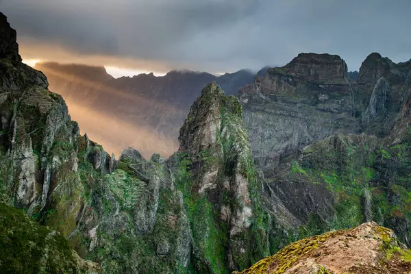 Portekiz 'in Madeira adasının en yüksek noktası olan Arieiro tepesi yakınlarındaki dağ ve kayaların manzarası
