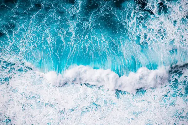 Mavi dalgaların soyut hava görünümü