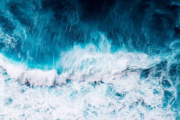 Mavi dalgaların soyut hava görünümü