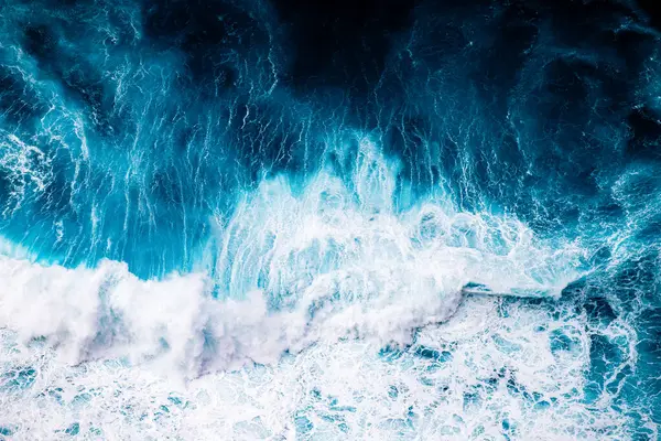 Mavi dalgaların soyut hava görünümü