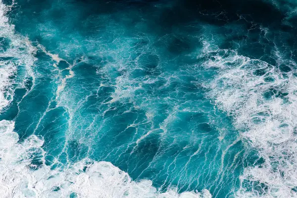 Mavi dalgaların soyut hava görünümü