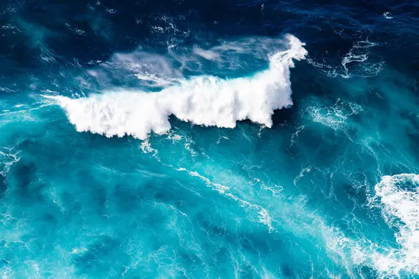 Mavi dalgaların soyut hava görünümü