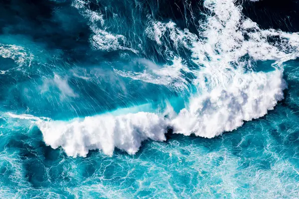 Mavi dalgaların soyut hava görünümü