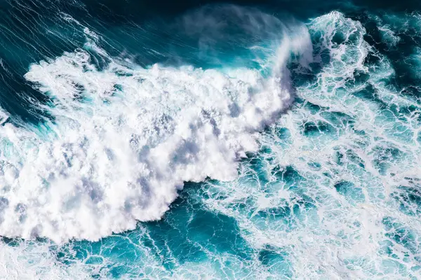 Mavi dalgaların soyut hava görünümü