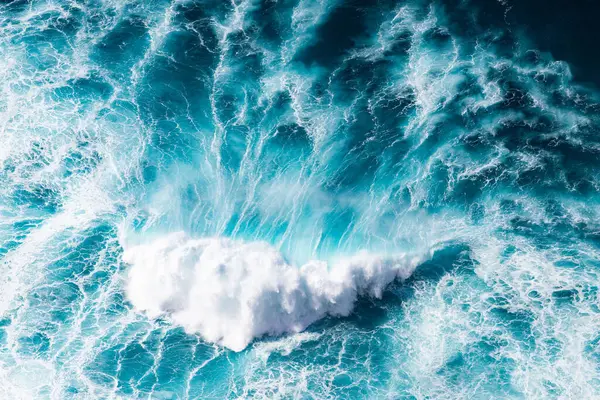 Mavi dalgaların soyut hava görünümü