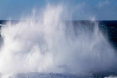 Porto Moniz, Madeira 'da büyük dalgalar