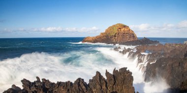 Porto Moniz, Madeira 'da büyük dalgalar