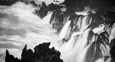 Porto Moniz, Madeira 'da büyük dalgalar