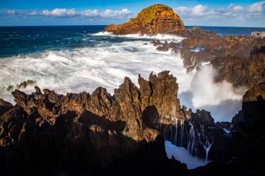 Porto Moniz, Madeira 'da büyük dalgalar