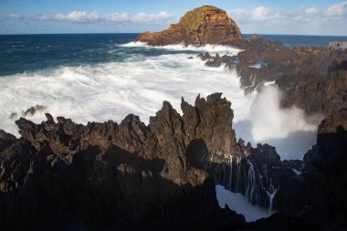 Porto Moniz, Madeira 'da büyük dalgalar
