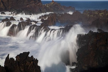 Porto Moniz, Madeira 'da büyük dalgalar