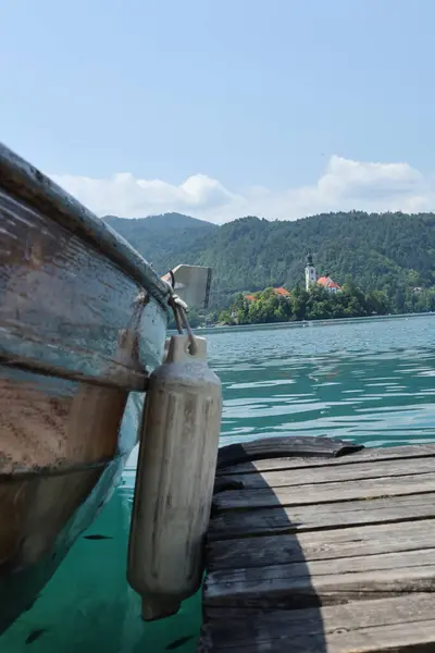Arka planda Bled Island 'daki Varsayım Kilisesi' ni gösteren ahşap bir teknenin yakın çekimi..